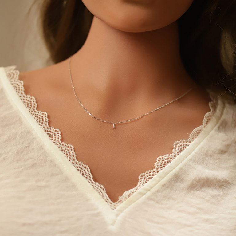 Collier en argent rhodi chane avec pendentif initiale\