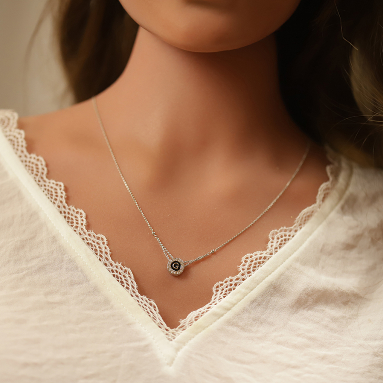 Collier en argent rhodi chane avec pendentif rond initiale G recto fond blanc et verso noire avec contour oxydes blancs sertis 40+5cm - Vue 20