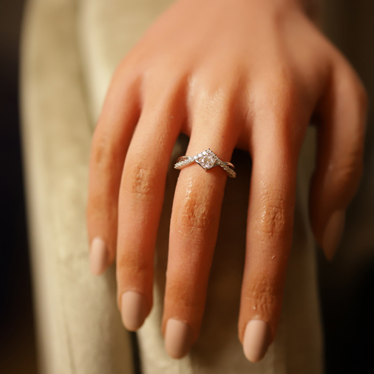 Bague en argent rhodi avec solitaire oxyde blanc serti de 5mm avec pointe oxydes blancs - Vue 20