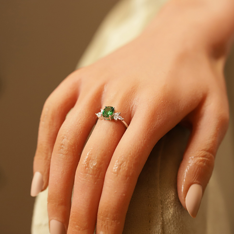 Bague en argent rhodi avec oxydes blancs et vert en forme de fleur - Vue 20