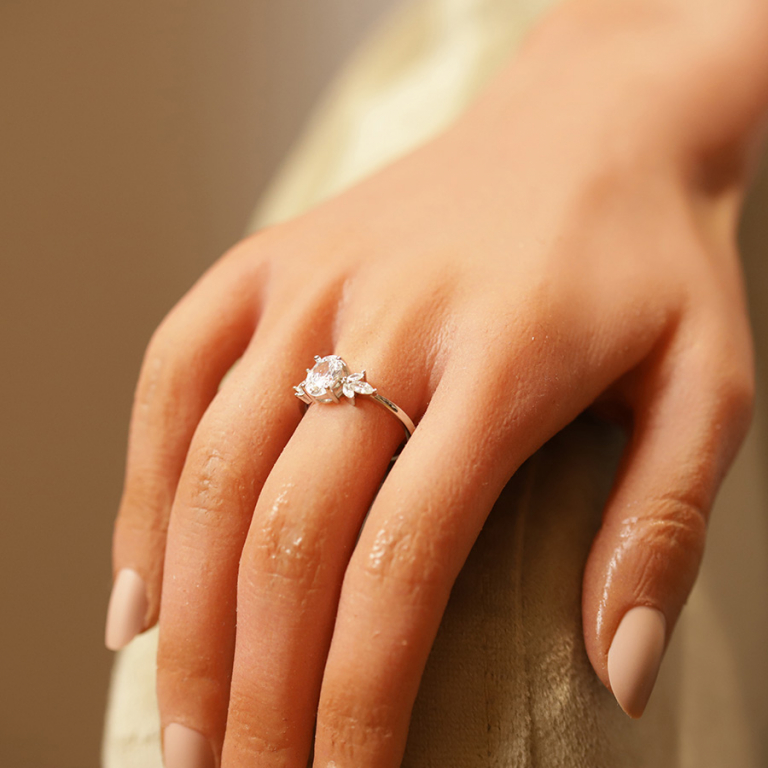 Bague en argent rhodi avec oxydes blancs en forme de fleur - Vue 20