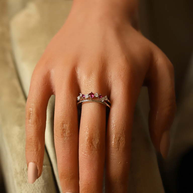 Bague en argent rhodi 2 rangs orn d\'oxydes sertis fushia et blancs - Vue 20