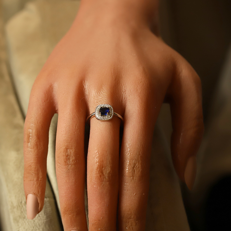 Bague en argent rhodi avec oxyde carr bleu fonc central et contour d\'oxydes blancs - Vue 20