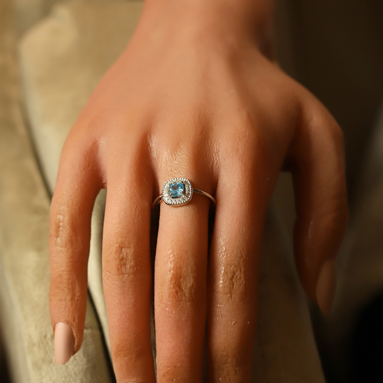 Bague en argent rhodi avec oxyde carr bleu ciel central et contour d\'oxydes blancs - Vue 20