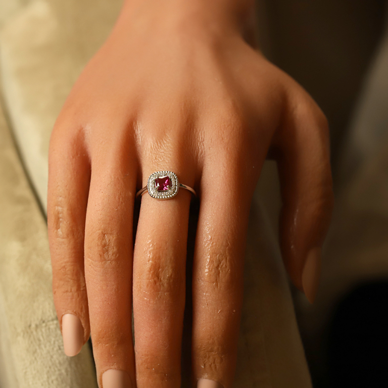 Bague en argent rhodi avec oxyde carr fuchsia central et contour d\'oxydes blancs - Vue 20