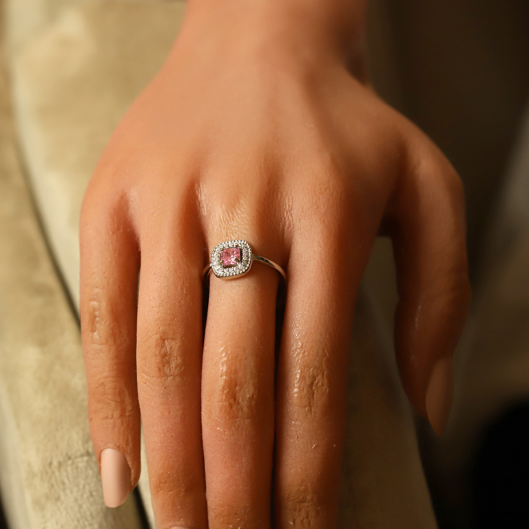 Bague en argent rhodi avec oxyde carr rose central et contour d\'oxydes blancs - Vue 20