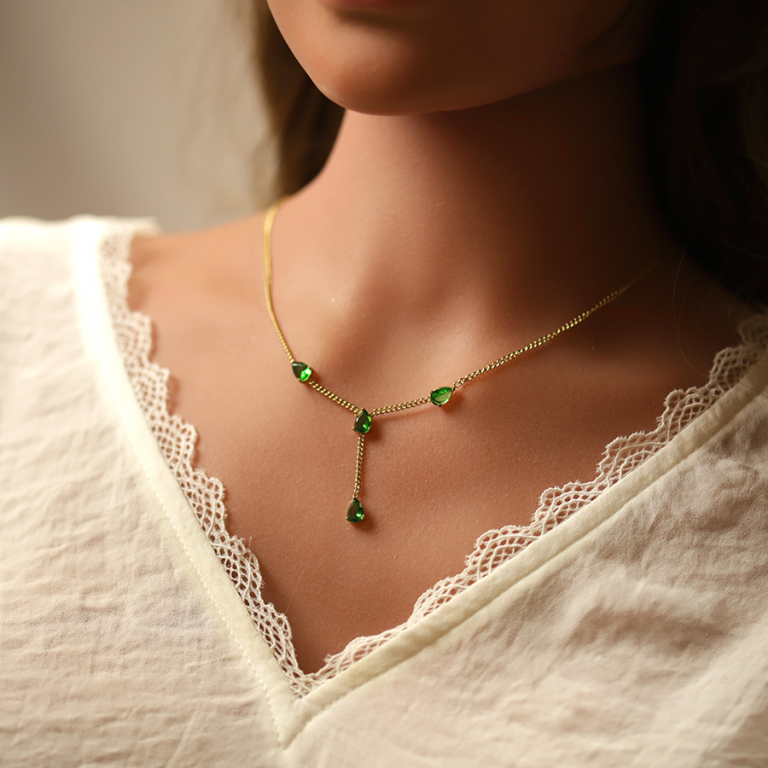 Collier en acier et PVD dor forme Y oxydes verts 39.5+4cm - Vue 20