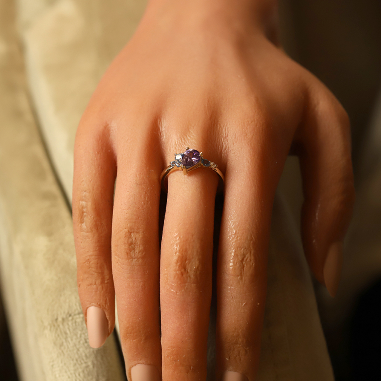 Bague en plaqu or avec oxydes violet, bleu et blanc sertis - Vue 20